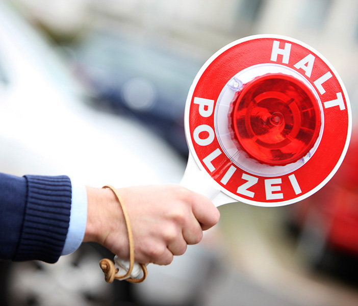 Foto zeigt die Polizeikelle, Halt heißt halt, ganz sicher
