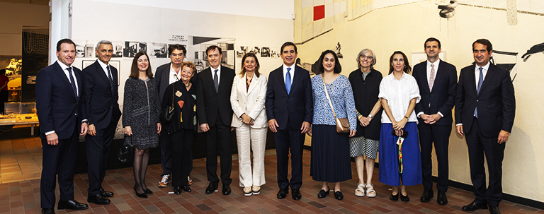Das Foto zeigt Katia Baudin, Museumsdirektorin in Krefeld im Kreis von Perriand-Enthusiasten