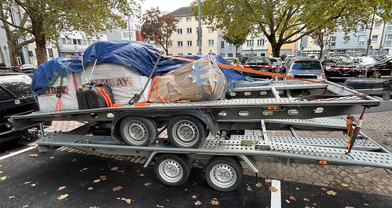 Das Foto zeigt Anhänger auf Anhänger